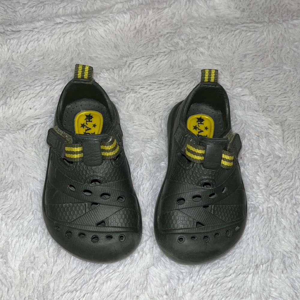 The children’s place green water shoes size 4